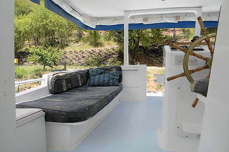 Cabin cruiser lake kariba