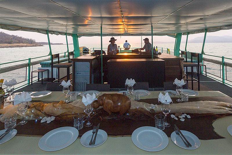 Pontoon houseboat Kariba