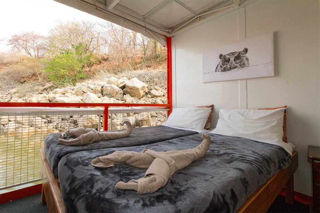 Peregrine lake kariba houseboat