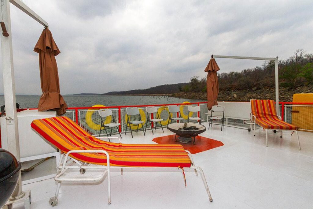 Pontoon houseboats Kariba