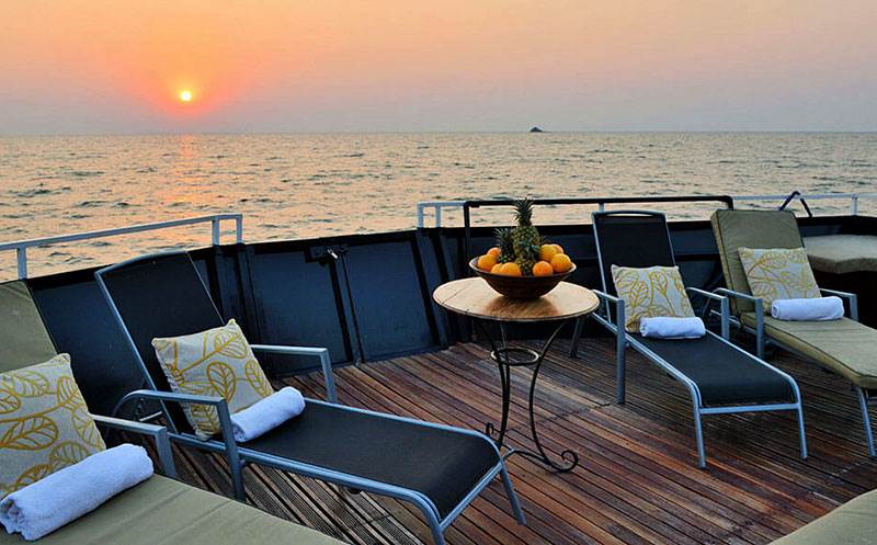 Kariba luxury houseboat