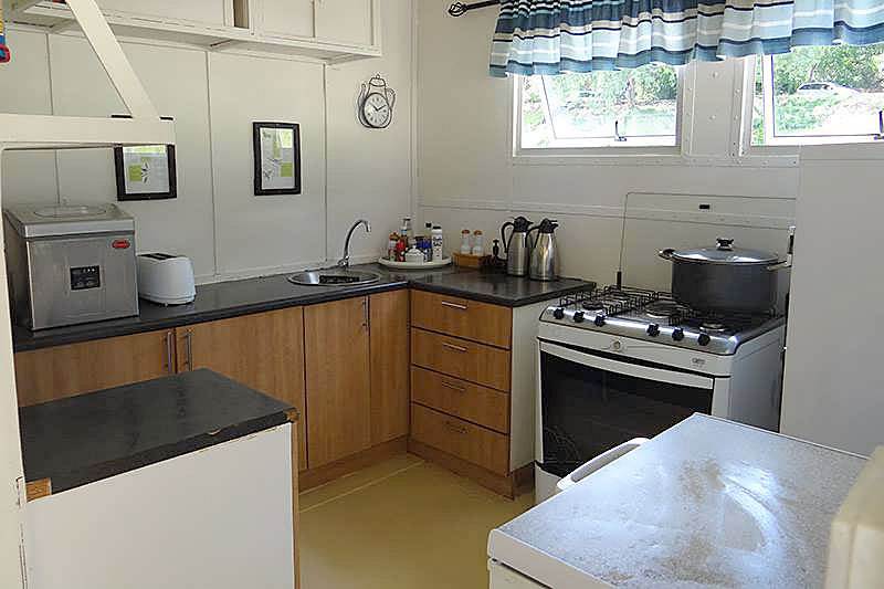 Sundowner pontoon houseboat